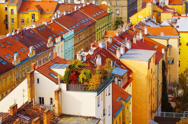 Vista sui tetti colorati e sulle case con giardino di vysegrad a praga, repubblica ceca in autunno - immagine aerea, sfondo stagionale di viaggio