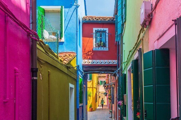 Foto veduta delle colorate case veneziane delle isole di burano a venezia