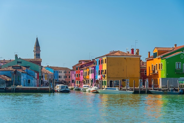 Foto veduta delle colorate case veneziane delle isole di burano a venezia