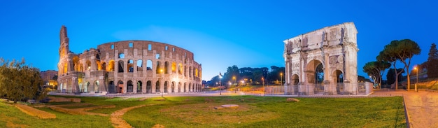 夕暮れ、イタリア、ヨーロッパのローマのコロッセオの眺め。