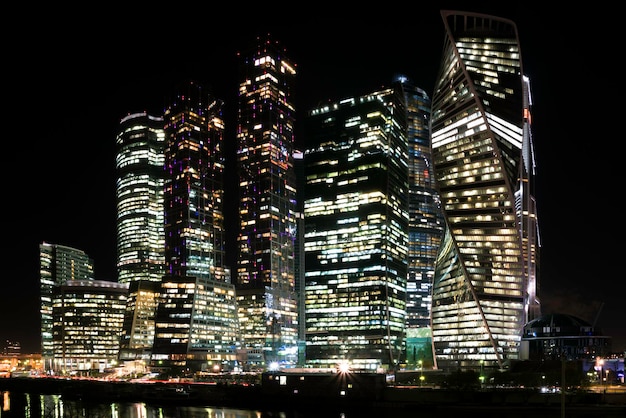 вид на комплекс Москва-Сити ночью.
