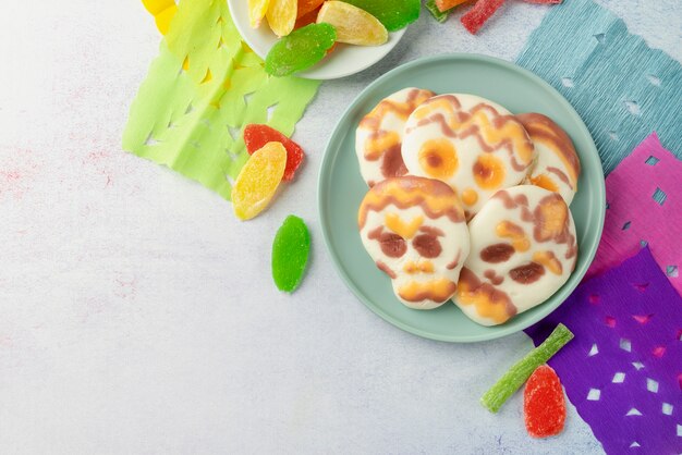 Photo above view cookies on plate