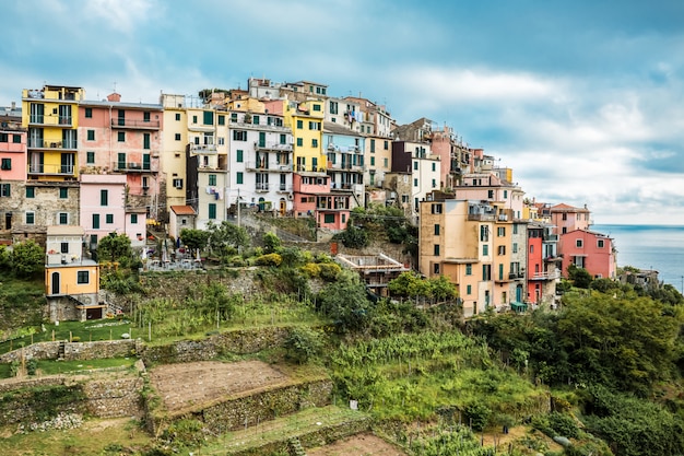 コルニリア、チンクエテッレ、イタリアのカラフルな村の眺め。