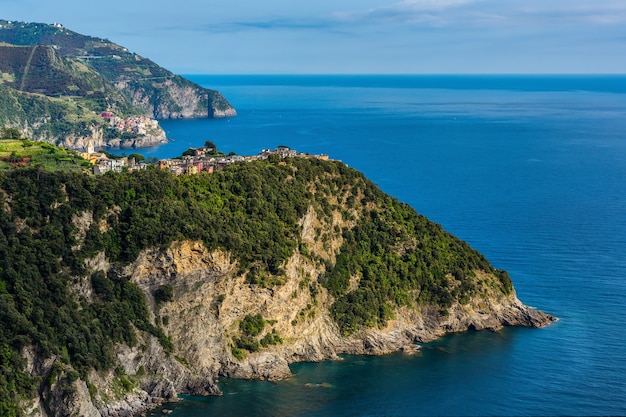 Corniglia 및 Manarola, Cinque Terre, 이탈리아의 다채로운 마을의 전망.