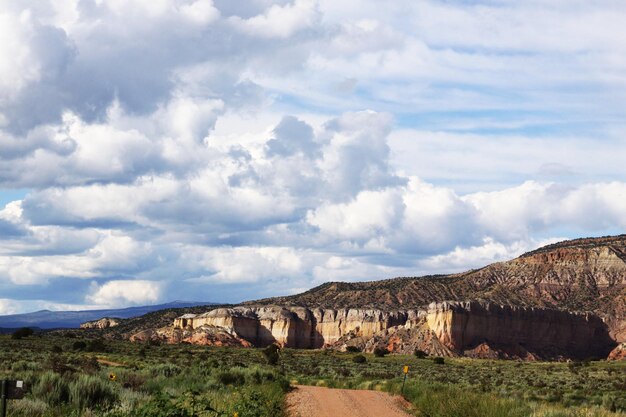 Foto vista del paesaggio rurale contro un cielo nuvoloso