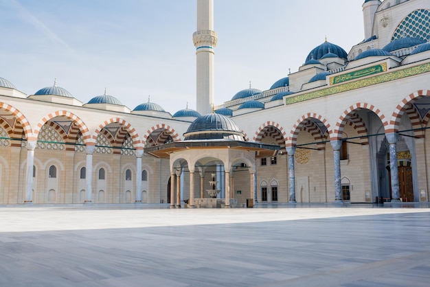 Foto veduta del cortile della grande moschea di camlica