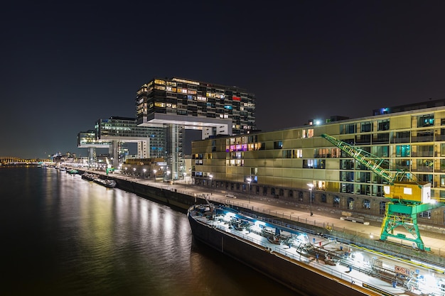 Photo a view of the crane houses in cologne at night in germany. taken outside with a 5d mark iii.