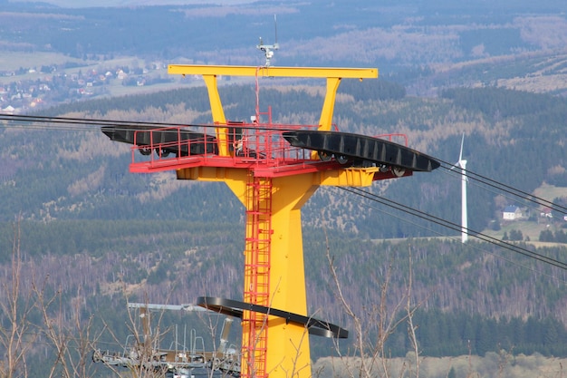 空に照らされたクレーンの景色