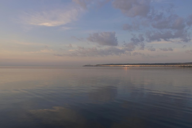 여름날 새벽에 제방에서 크림 다리의 전망 아름다운 바다 경치 케르치 러시아