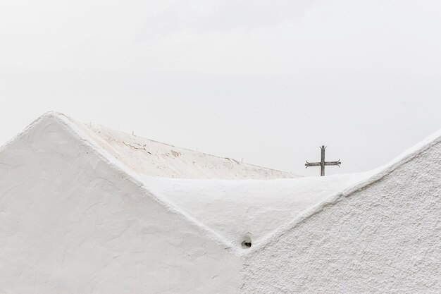 Photo view of cross against clear sky during winter