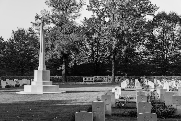 Photo view of cross in cemetery