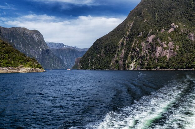 Vista dietro il traghetto da crociera a milford sound, in nuova zelanda