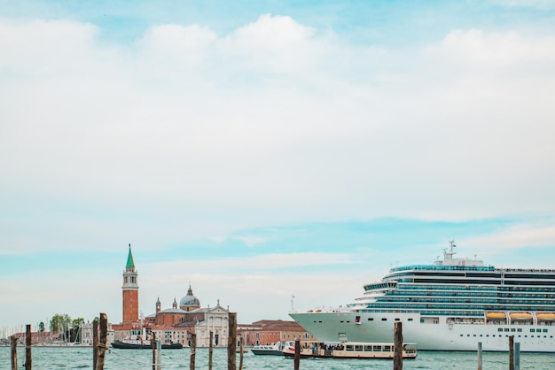 ヴェネツィア港旅行コンセプト夏休みのクルーズ客船の眺め