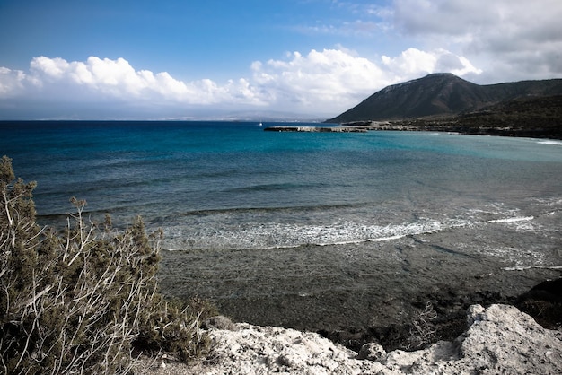 青い水と山アカマス岬の風景とキプロス島の海岸の景色自然の季節の夏休みの背景