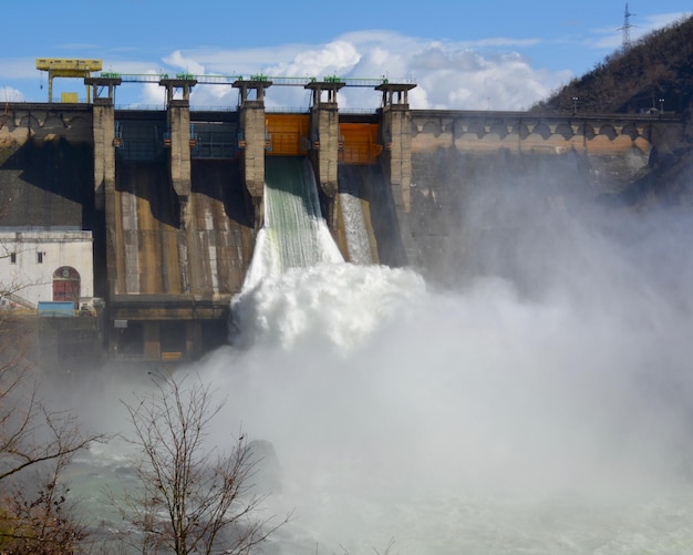 Photo view of dam against sky