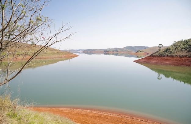 Вид на плотину в условиях низкого уровня воды кризис