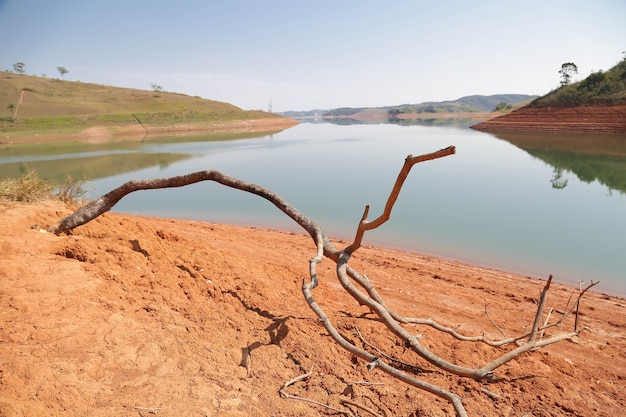 Вид на плотину в условиях низкого уровня воды кризис