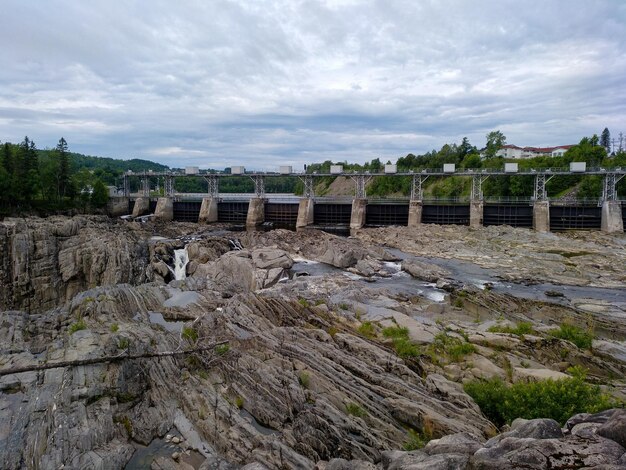 Photo view of a dam wall  against sky