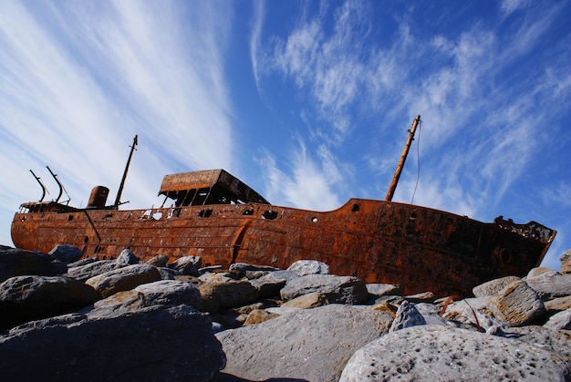 Photo view of damaged building against sky