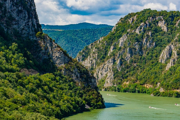 Vista alla gola del danubio a djerdap in serbia