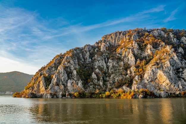 セルビアとルーマニアの国境にあるジェルダップのドナウ渓谷での眺め