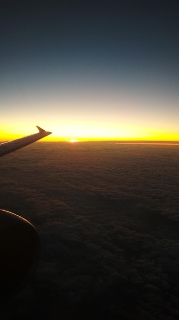 Вид на рассвет из иллюминатора самолета