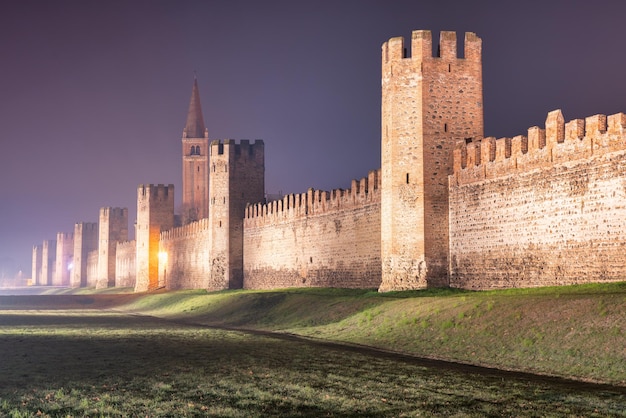 안개가 자욱한 밤에 이탈리아 베네토(Veneto)의 몬타냐나(Montagnana) 방어벽 전망xDxA