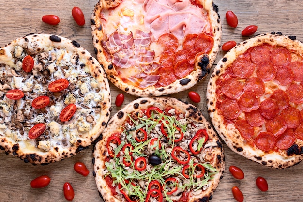 Foto sopra vista deliziosa disposizione della pizza