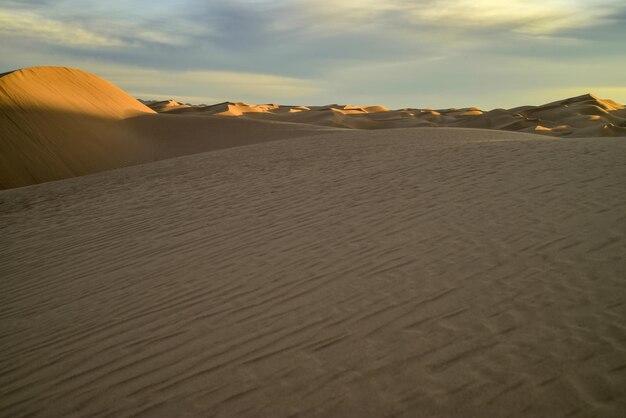 Foto vista del deserto contro un cielo nuvoloso