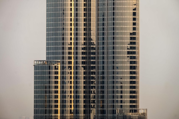 Vista e dettagli del burj khalifa durante il tramonto