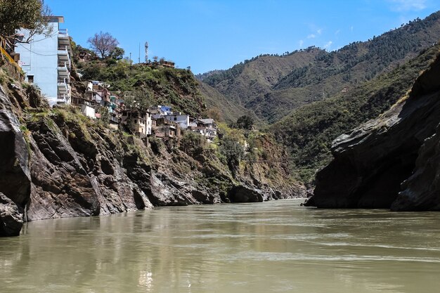 Devprayag UttarkhandIndiaとBhagirathi川の眺め