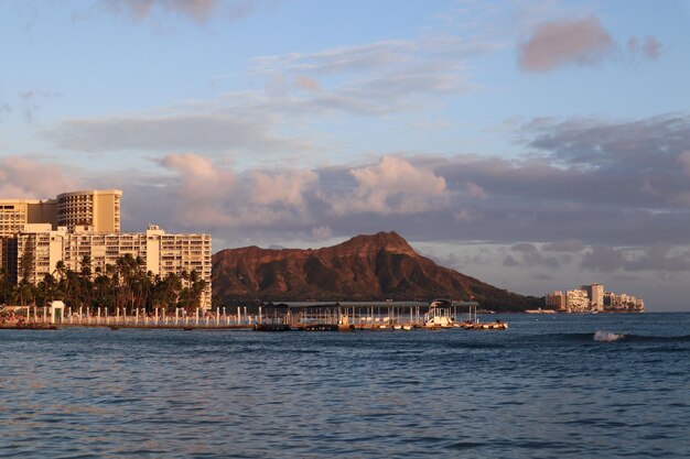 Вид Diamond Head, вулканического туфа на гавайском острове Оаху