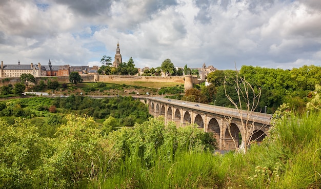 ディナンと高架橋、ブルターニュ、フランスの眺め