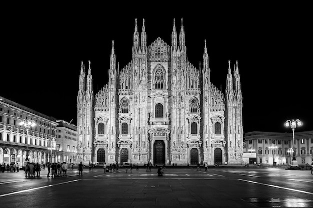 Foto vista della cupola di milano di notte