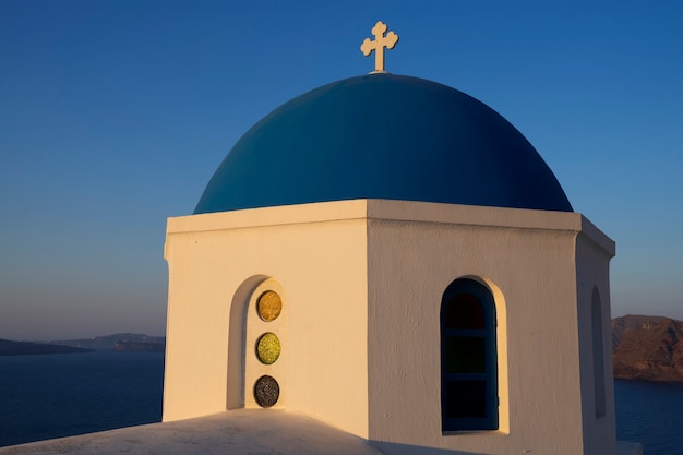イア、サントリーニ島、ギリシャのドームの眺め。