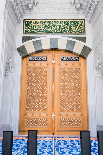 Foto veduta della porta della moschea