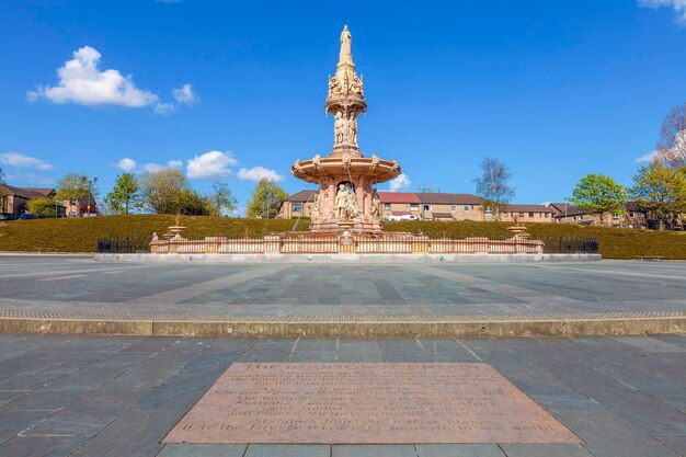 Foto vista della fontana di doulton situata al glasgow green park glasgow scozia