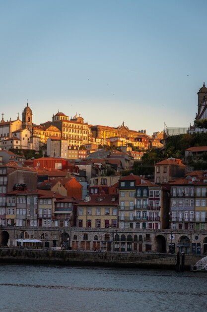 Foto vista del fiume douro e della città di porto all'alba in autunno in portogallo