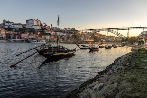 Foto vista del fiume douro e della città di porto all'alba in autunno in portogallo