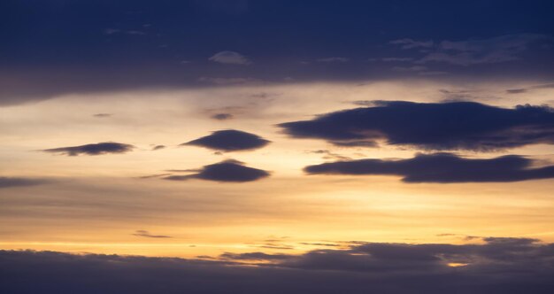 Vista del drammatico cloudscape durante un colorato tramonto o alba