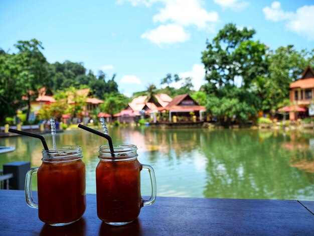 Photo view of drink on table by swimming pool against sky