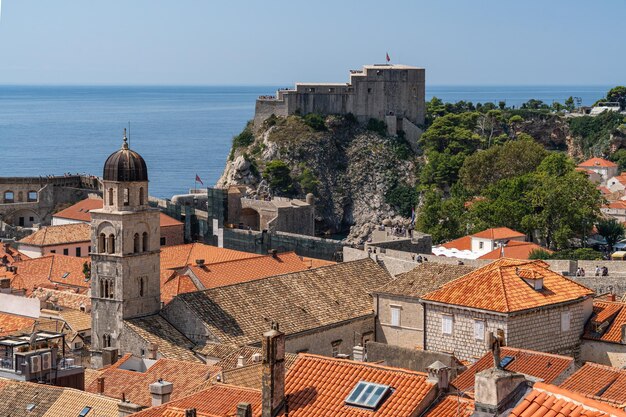 Photo a view of dubrovnik city with a fort lovrijenac in the background croatia