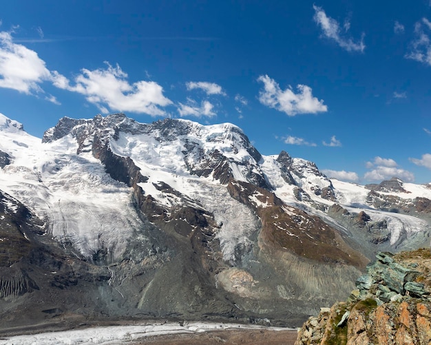 スイスのゴルナーグラートから見たデュフールシュピッツェとモンテローザ氷河の眺め