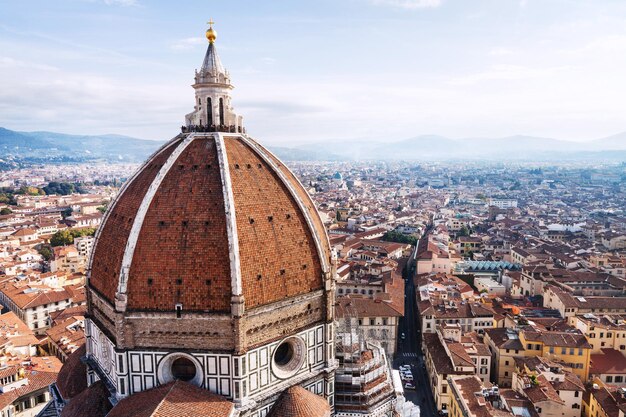 Foto vista del duomo e dello skyline di firenze dal campanile