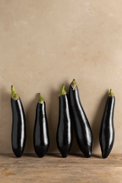 Photo view of eggplants against the wall