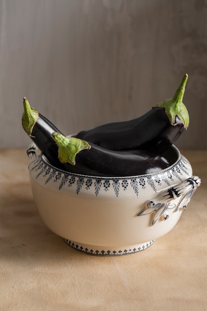 Photo view of eggplants in bowl