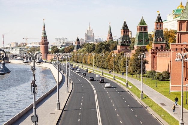 Вид на набережную и башни Кремля в Москве