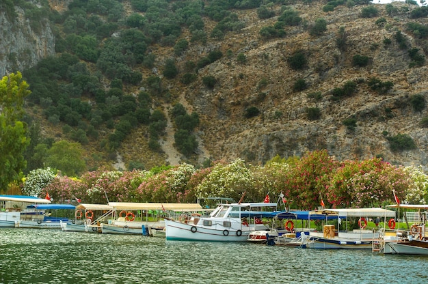 Dalyan.Turkey의 보트와 운하가 있는 제방의 전망