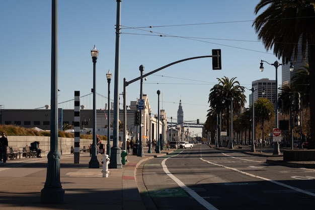 Photo a view of the embarcadero street on a clear sunny day