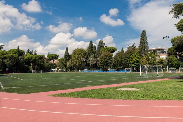 Foto vista di un campo vuoto contro un cielo nuvoloso